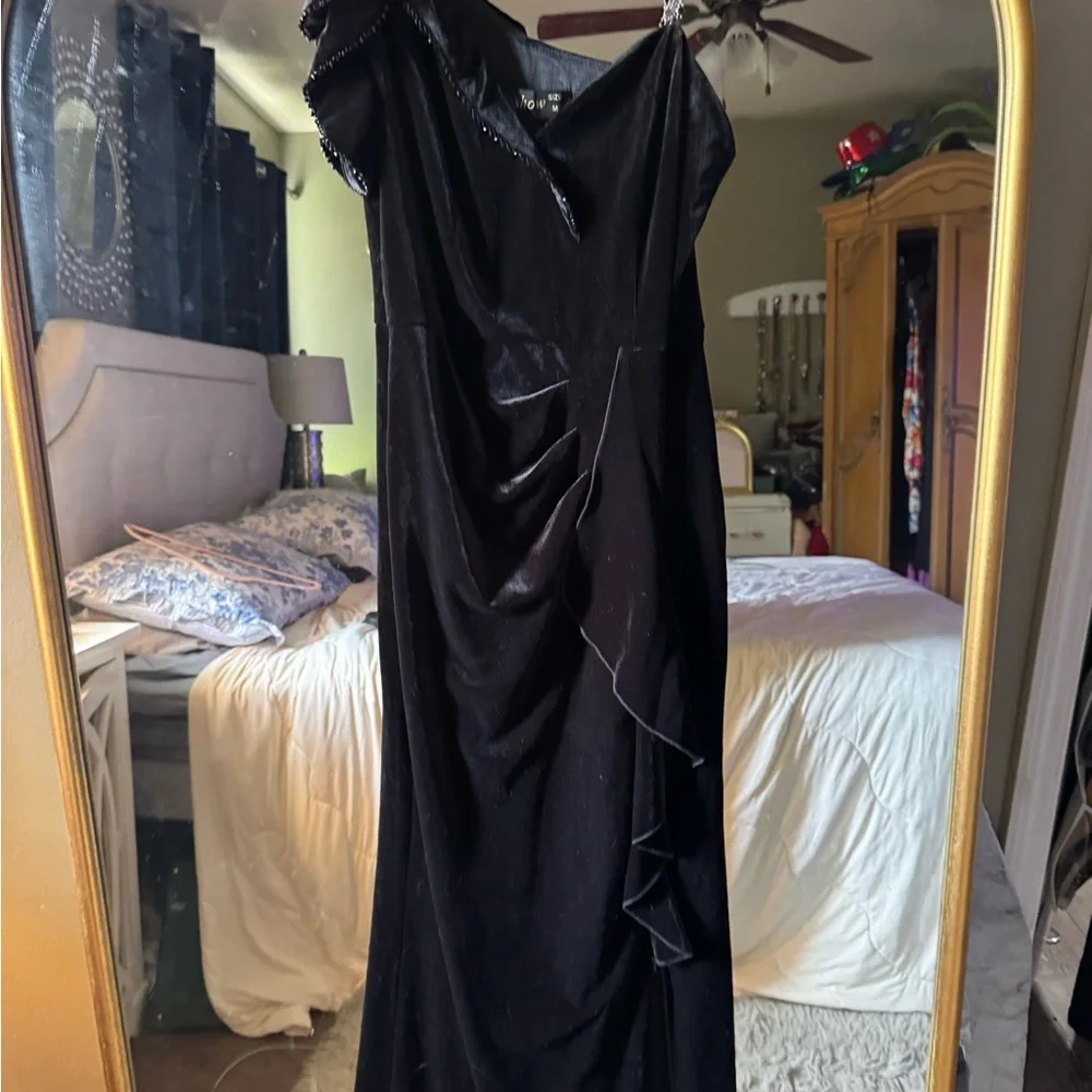 Elegant Black One-Shoulder Evening Dress - Picture 10 of 11